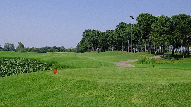 Vân Trì 高尔夫球场 (Van Tri Golf Club) – 河内 Đông Anh 的湖景与绿色草坪景观