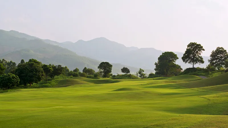 Sky Lake Chương Mỹ 高尔夫球场 – 河内附近最具挑战性的丘陵地形,Văn Sơn 湖全景视野